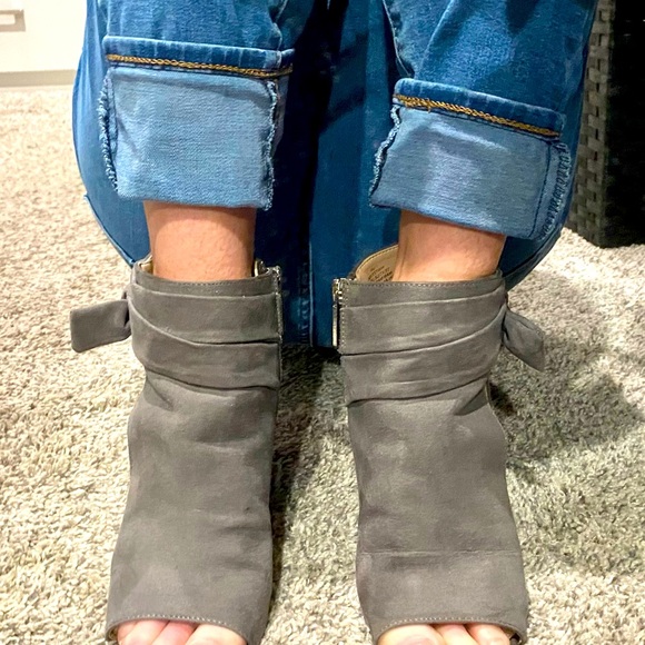 9 West heeled zip booties with bow - Picture 4 of 9